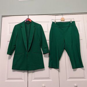 INC Kelly Green Suit set - Capri pants, deep V suit jacket